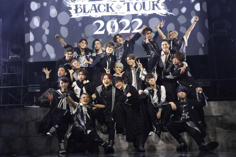 『ブラックスター -Theater Starless-』全実装曲を歌い切った圧巻の「BLACK TOUR 2022」公演レポートが到着！