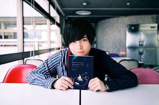 「文学青年」としても有名な、大人気声優・斉藤壮馬さん。初のエッセイ集となる『健康で文化的な最低限度の生活』には斉藤さんならではの繊細な表現で溢れていました。そんな書籍をご紹介します！